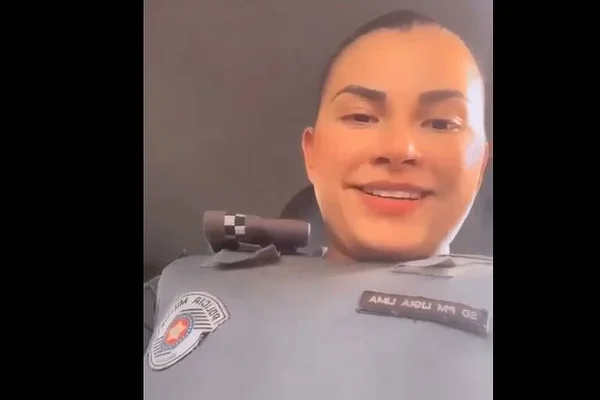 Vídeo: PMs ligam sirene de viatura em trânsito para comprar sorvete