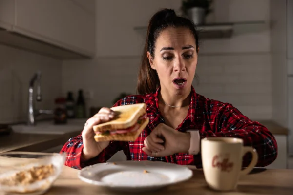 Médicos apontam o que é pior para a saúde: jantar tarde ou dormir com fome? - destaque galeria Médicos apontam o que é pior para a saúde: jantar tarde ou dormir com fome? - destaque galeria