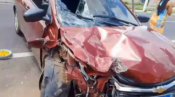 Carro destruído após atropelar bicicleta e matar casal - Metrópoles