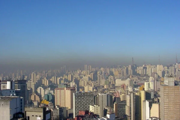 Imagem colorida da cidade de São Paulo com poluição