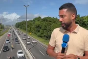 Após o acidente, o repórter desceu da passarela para prestar socorro às vítimas