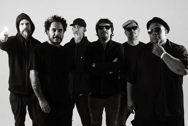 Foto em preto e branco da banda Planet Hemp - Metrópoles