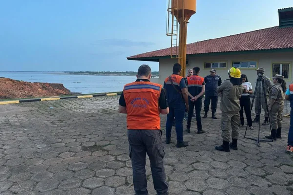 Imagem colorida da Equipe do Gade mobilizada para o local do deslizamento - Metrópoles