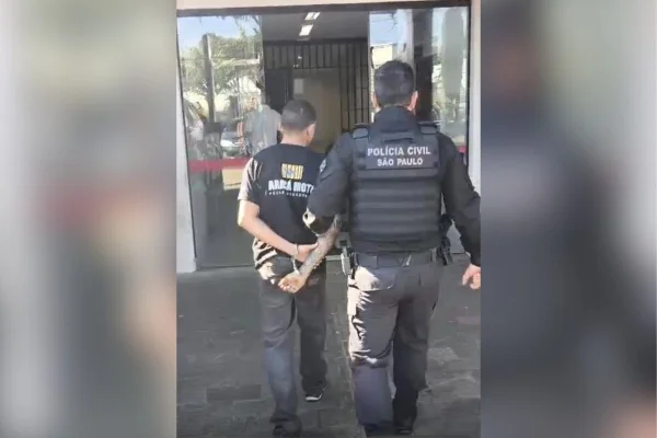 Imagens coloridas mostram homem algemado com as mãos para trás, sendo conduzido e preso por um homem que usa colete da Polícia Civil de São Paulo