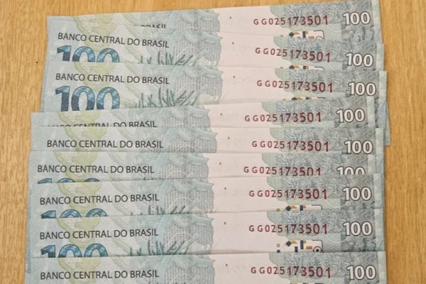 Imagem mostra cédulas falsas - Metrópoles