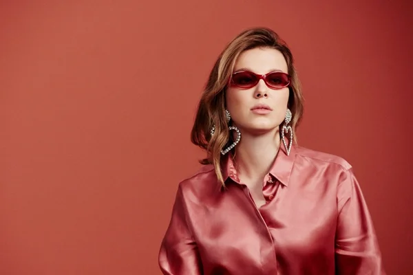 Millie Bobby Brown e Vogue Eyewear lançam coleção de óculos