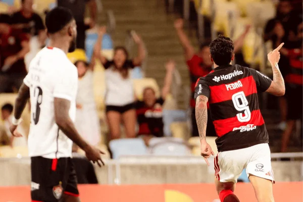 Pedro marca e comemora diante do Vitória pela Copa do Brasil
