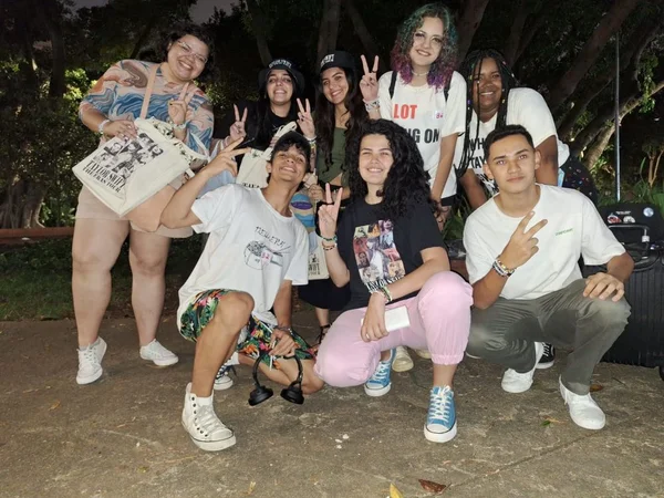 Imagem colorida mostra fãs da cantora Taylor Swift esperando por show em São Paulo - Metrópoles