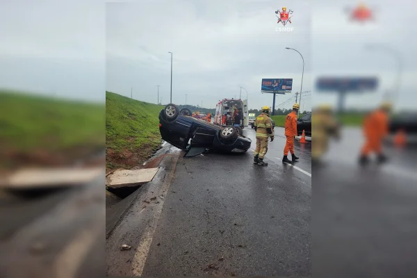Fila de carros: carro capota e causa trânsito quilométrico na EPDB