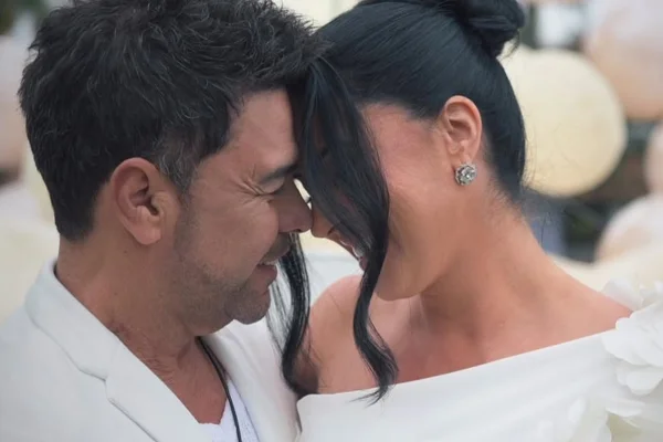 Graciele Lacerda e Zezé Di Camargo posam juntos e sorridentes para as redes sociais - Metrópoles