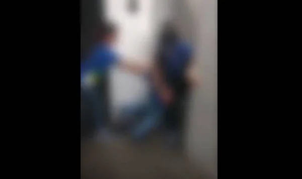 Imagem colorida de captura de tela. Há três crianças e a imagem está borrada