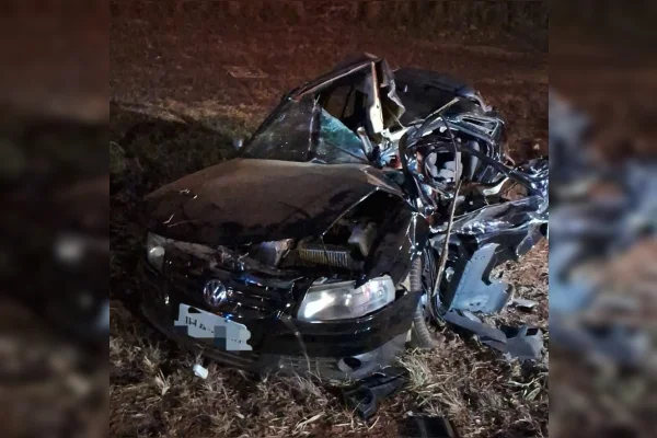 Jovem de 25 anos morre em acidente entre carro e caminhão na BR-070