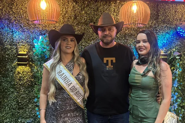 Quem é a rainha do rodeio que vive trisal com a irmã gêmea e agricultor - destaque galeria Quem é a rainha do rodeio que vive trisal com a irmã gêmea e agricultor - destaque galeria