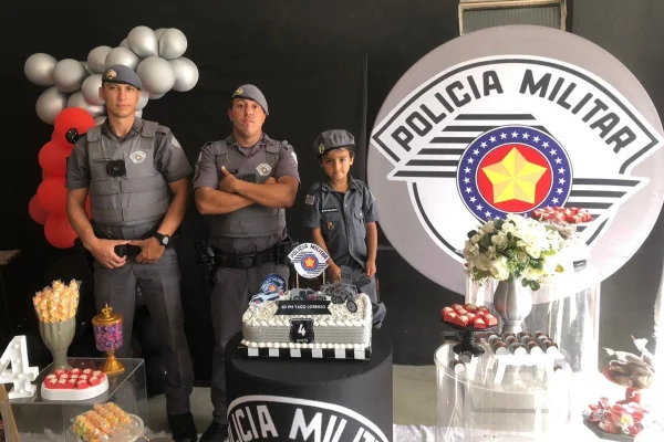 Fã da PM, menino ganha festa temática e tem surpresa