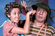 Dona Florinda puxa orelha de Chaves 
