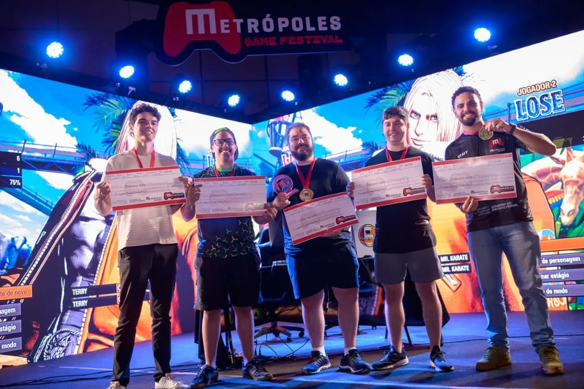 Vencedores da competição de Fatal Fury no Metrópoles Game Festival: Luciano Henrique, 4º lugar; Pedro Henrique, 2º lugar; Longormar Rangel, campeão; Fernando Santiago, 3º lugar; e Lucas de Castro, 5º lugar Vencedores da competição de Fatal Fury no Metrópoles Game Festival: Luciano Henrique, 4º lugar; Pedro Henrique, 2º lugar; Longormar Rangel, campeão; Fernando Santiago, 3º lugar; e Lucas de Castro, 5º lugar