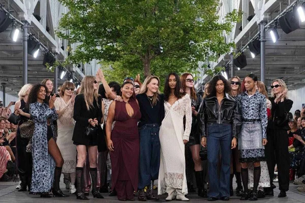 Com árvore ao fundo, modelos reunidas em passarela de moda - Metrópoles