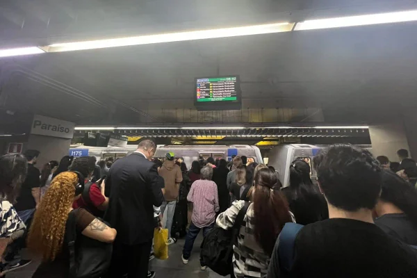 Imagem colorida mostra interior de estação de metrô lotada de pessoas - Metrópoles