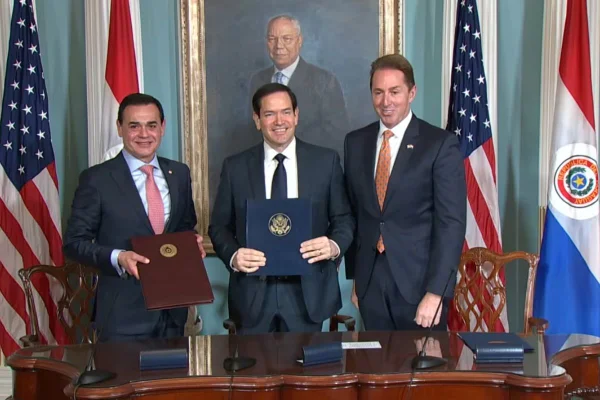 Foto colorida do Ministro das Relações Exteriores Rubén Ramírez, do Secretário de Estado Marco Rubio e do Secretário Adjunto de Segurança Interna Troy Edga - Metrópoles