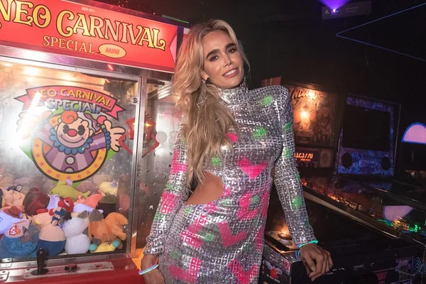 Paloma Gastal festeja aniversário em animada festa com tema disco neon