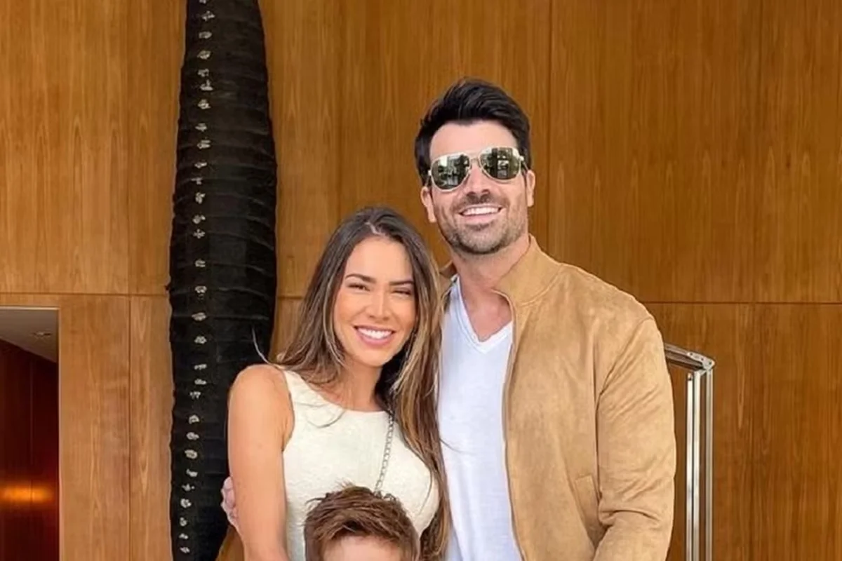 Adriana Sant’anna e Rodrigão posam juntos em frente ao espelho Adriana Sant’anna e Rodrigão posam juntos em frente ao espelho