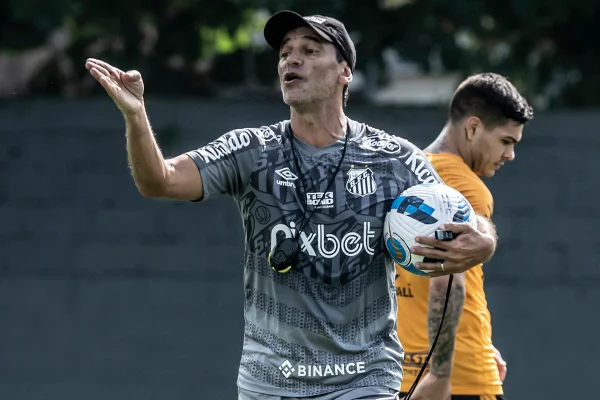 Fabián Bustos treina o Santos antes da Sul-Americana
