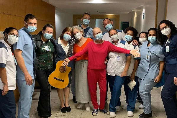Em tratamento contra o câncer, repórter Susana Naspolini recebe alta médica