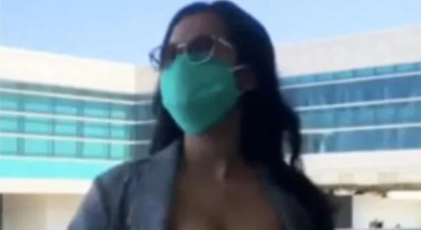 Atriz pornô grava filmes explícitos em aeroporto e é presa meses depois, ao publicar imagens