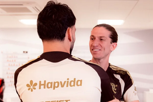 Anunciado oficialmente, Paquetá refaz vídeo de infância no Flamengo