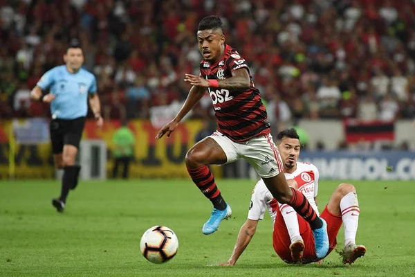 Com dois de Bruno Henrique, Flamengo vence o Inter no Maracanã