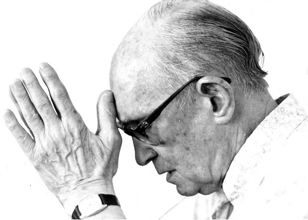 Clássico livro de crônicas de Drummond ganha nova edição após 29 anos