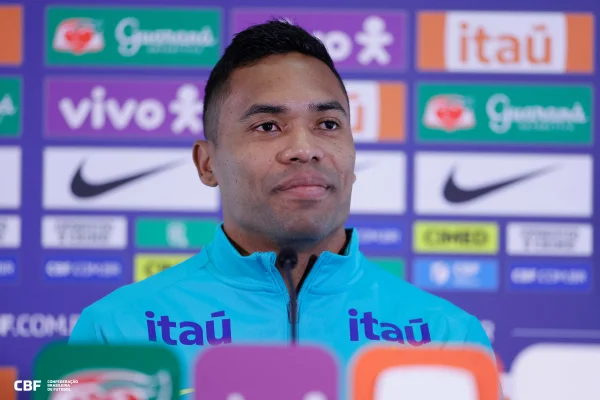 Imagem colorida do jogador Alex Sandro
