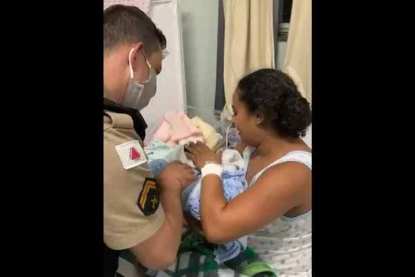 Mãe com bebê roubado