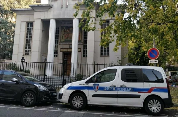 Padre é baleado em frente a igreja em Lyon, na França