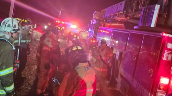 Foto colorida de bombeiros durante ocorrência de incêndio em casa em NY