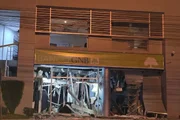 Os criminosos explodiram as agências do Banco Familiar e do Banco GNB, localizadas lado a lado no centro da cidade