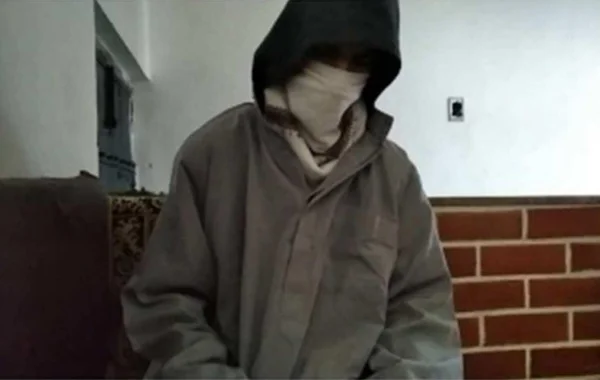 Foto colorida de homem encapuzado brasileiro ligado ao Estado Islâmico - Metrópoles