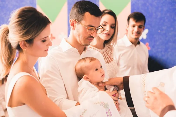 Manhã de luz: Lucila e Rafael Pena Costa batizam Maria de Lourdes