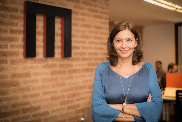 Cristina Serra na redação do Metrópoles - Metrópoles