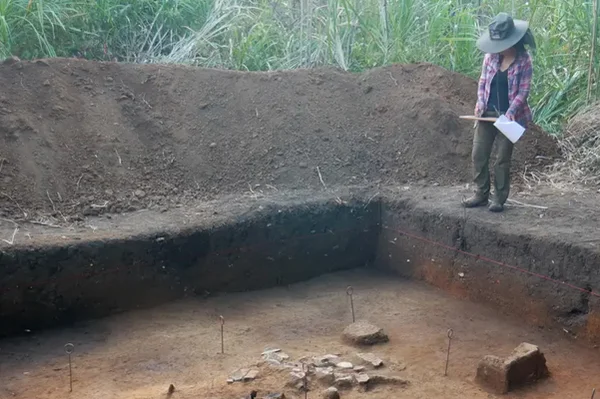 Foto de pesquisadora olhando para escavação na Amazônia - Metrópoles
