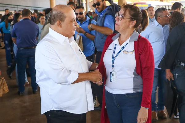 Ibaneis, em homenagem a trabalhadores do transporte público. Na fota, conversa com uma mulher