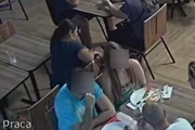 Ladra pega a bolsa da vítima, e pendura junto com a dela Ladra pega a bolsa da vítima, e pendura junto com a dela