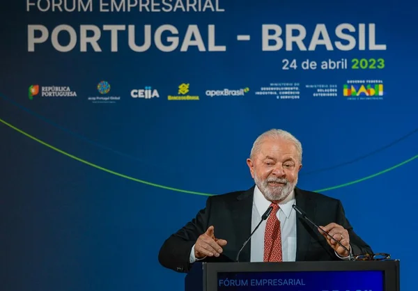 Em fórum empresarial, Lula ataca juros e diz que não venderá estatais