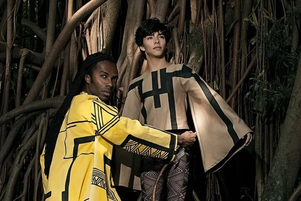um homem e uma mulher posando com roupas modernas