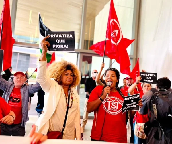 Foto colorida mostra protesto do MTST em frente à Enel