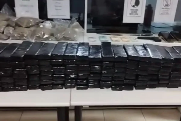 Imagem colorida mostra tabletes de drogas encontradas em apartamento onde polícia foi investigar agressão doméstica - Metrópoles