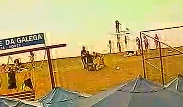 Imagem colorida mostra três homens agredindo comerciante
