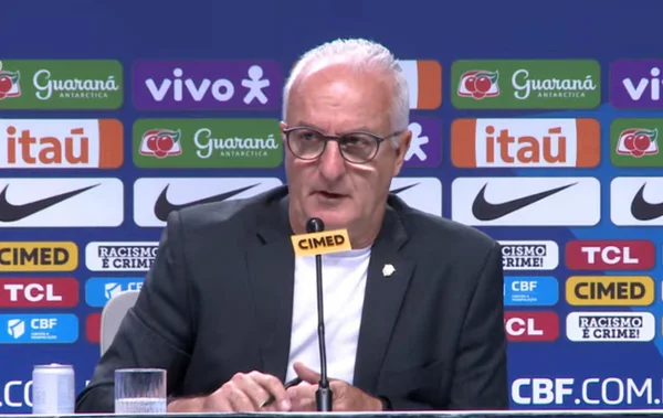 Imagem colorida de Dorival Jr durante convocação da seleção- Metrópoles
