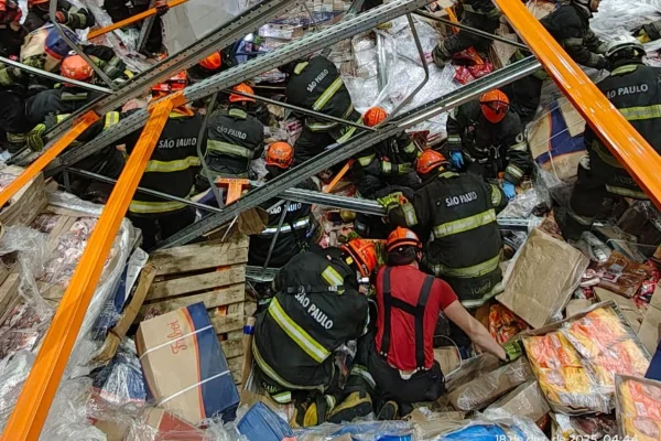 Imagem colorida mostra bombeiros durante resgate em atacadista. Metrópoles