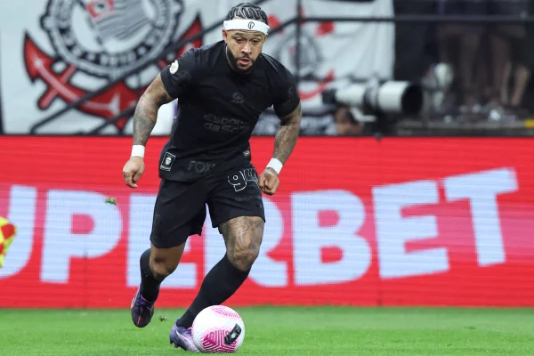 Foto colorida de Depay - Metrópoles